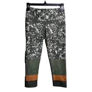 Prana Yoga 3/4 Pillar Printed Capri leggings - Slate Canopy size XS